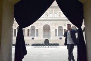 Scopri di più sull'articolo Ai Chiostri di San Pietro un evento sulla straordinaria vita di Raffello Sanzio